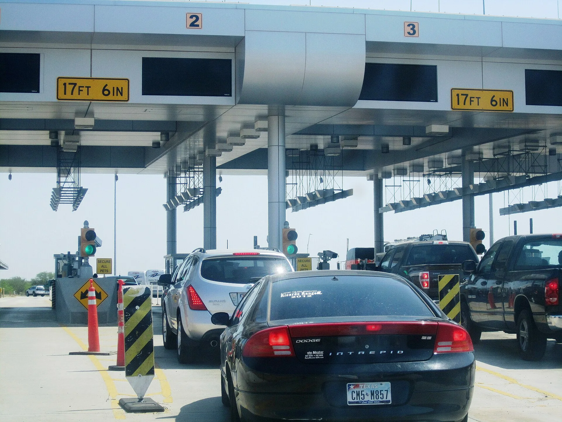 I took photo with Canon camera of U.S. Border Patrol station north of Laredo, TX in 2011. How cross-border transfers from the US to Mexico and Canada settle